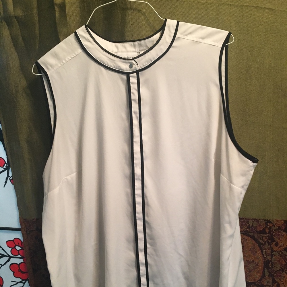 Liz Claiborne black and whit sleeveless shirt. Good condition